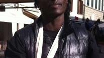 Alì Ndiaye con i postumi del match e (a destra) un momento della sfida