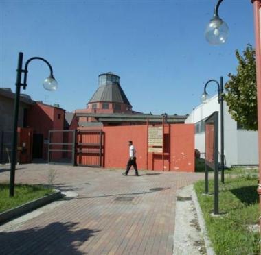Michelangelo Betti e in alto il teatro Politeama di Cascina 
