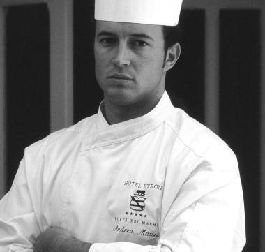 Andrea Mattei e a fianco la Magnolia dellhotel Byron a Forte Sotto le cantine Basile 