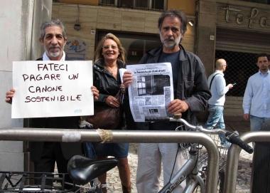 Un presidio dellUnione Inquilini contro il caro-affitti 