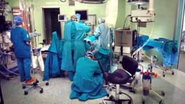 Una équipe medica al lavoro in sala operatoria