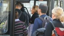 Gente che sale su un autobus