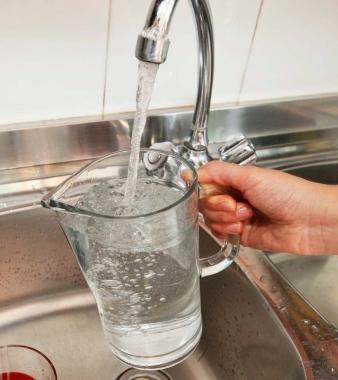 Lacqua che sgorga da un rubinetto di casa 