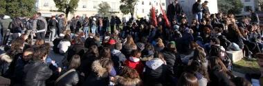 Gli studenti in piazza della Vittoria e sotto il comizio 