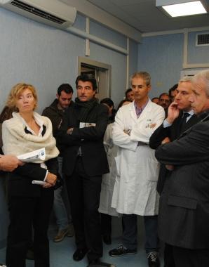 A sinistra il nuovo macchinario per la Pet-Tac Sopra un momento della inaugurazione alla presenza dellassessore regionale Daniela Scaramuccia 