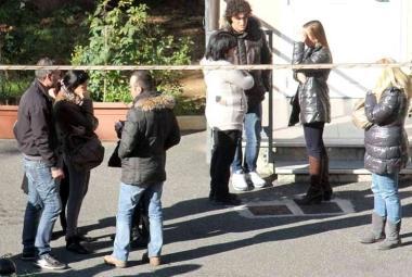 Lo strazio degli amici di Enrico Mauceri allobitorio e, sotto un primo piano della vittima     