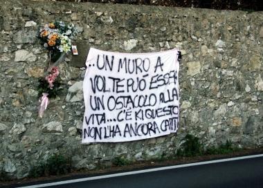Lo striscione dopo lincidente 