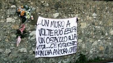 Lo striscione dopo l’incidente