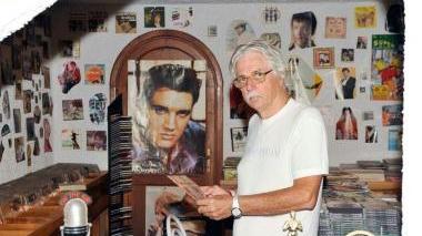 Aldo Agroppi tra la sua collezione di vinili