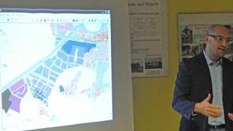 A destra un momento dell’intervento del sindaco Simone Millozzi e i residenti di Pardossi durante l’assemblea