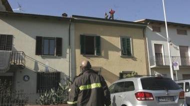 Il sopralluogo dei pompieri. A sinistra il nonno dei bambini