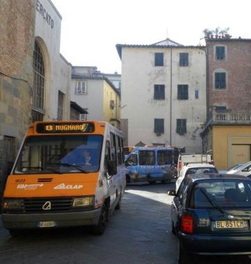 Una navetta alla fermata di piazza del Carmine 