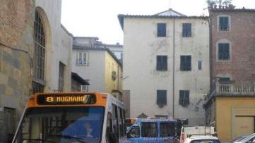 Una navetta alla fermata di piazza del Carmine
