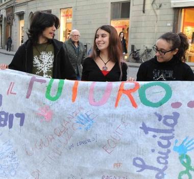 Studenti manifestano per strada 