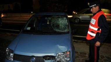 Un carabiniere accanto alla Fiat Panda che ha travolto la donna