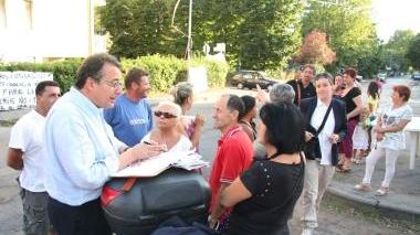 Il sindaco Lunardini (a sinistra) tra i residenti al Varignano