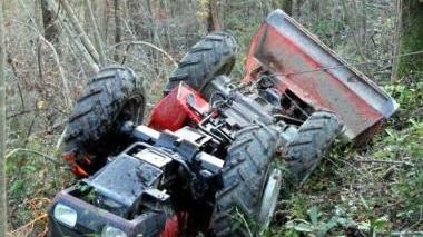 Il trattore che si è rovesciato nel bosco