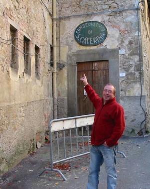 Un residente mostra il degrado 
