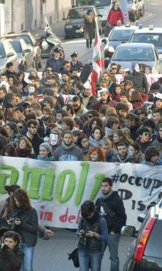 Una fase del corteo degli studenti che &egrave; sfociato con loccupazione delle palazzine 