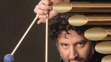 Il musicista Alex Jacobowiz con le sue marimbe