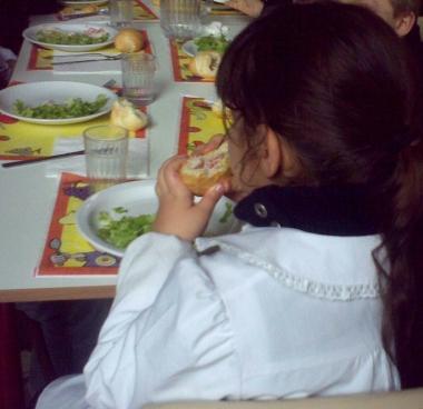 Alunni a pranzo alla mensa scolastica     