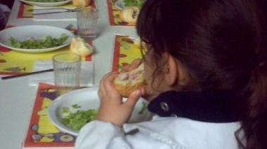 Alunni a pranzo alla mensa scolastica