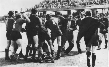 A sinistra Zana festeggiato dai suoi compagni dopo un gol nella partita contro il Siena; a destra il difensore (con la maglia a tinta unita) si fa immortalare con un ex compagno della Massese; in fondo alla pagina il derby tra Paganese e Nocerina  