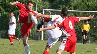 Un’azione fallosa in una gara di Terza Categoria