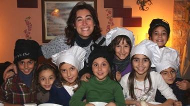 Arianna Appetecchi con i suoi bambini nella taverna di casa attrezzata come un laboratorio e certificata per fare i corsi