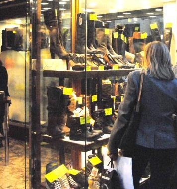 La vetrina di un negozio del centro con esposti articoli scontati 