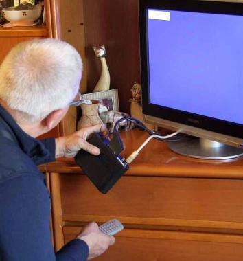 <strong>TV IN TILT.</strong> Tecnico alle prese con un decoder