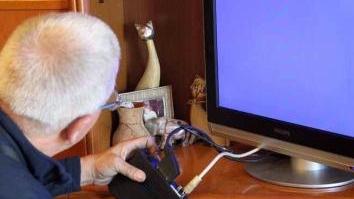 <strong>TV IN TILT.</strong> Tecnico alle prese con un decoder