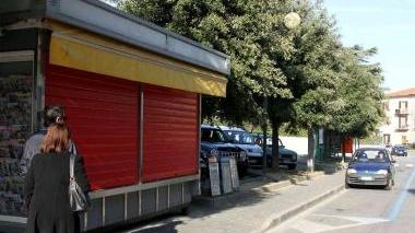 L’edicola di largo Trieste e a destra Marta Chini