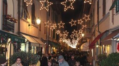 <b>LUCI.</b> Il centro di camaiore illuminato per le feste natalizie