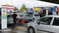 Automobilisti fanno il pieno in una stazione di servizio