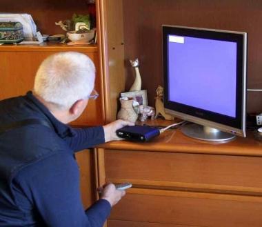 Un signore impegnato nella sintonizzazione 