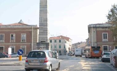 <b>LOBELISCO.</b> Panoramica della Guglia, simbolo del quartiere 