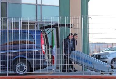 Il servizio funebre rimuove la salma del tecnico dell’Enel