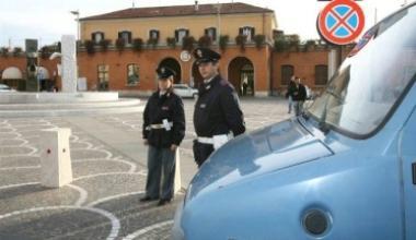 Non vuole mostrare il biglietto del treno: aggredisce e manda all'ospedale 2 agenti