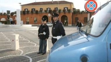 Non vuole mostrare il biglietto del treno: aggredisce e manda all'ospedale 2 agenti