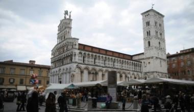 Il mercato di Natale in piazza Napoleone