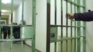 Sequestrati capi d'abbigliamento falsi, un arresto