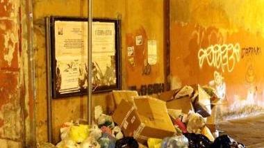 Mancano i bidoni, discarica in strada