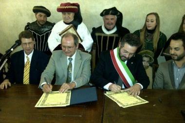 In alto la firma del gemellaggio a destra Campinoti   