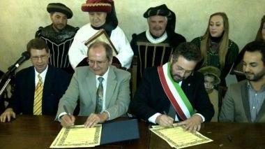 In alto la firma del gemellaggio a destra Campinoti