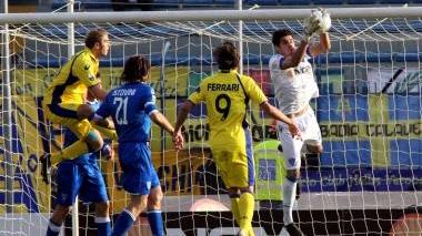 Il portiere azzurro Alberto Pelagotti anticipa gli attaccanti del Verona con una perfetta uscita alta