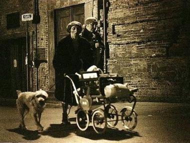 <b>SULLA STRADA</b> si svolge la storia dei tre barboni che suscita sorrisi ma anche melanconia   