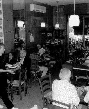 Linterno di un ristorante con i clienti seduti ai tavoli (foto darchivio)        