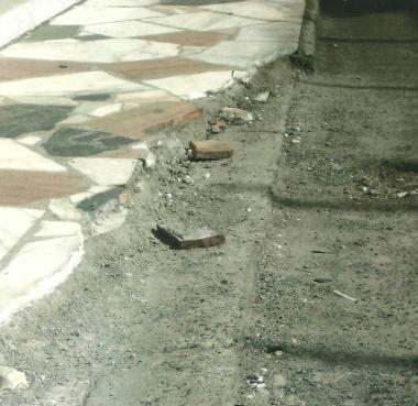 Uno dei marciapiedi interni al vialetto 