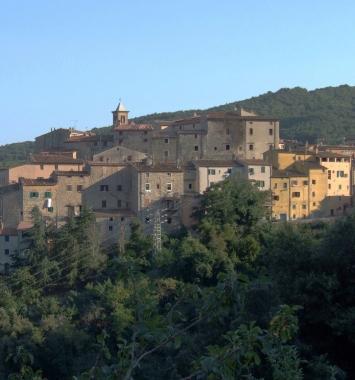 Una veduta del borgo collinare di Sassetta   